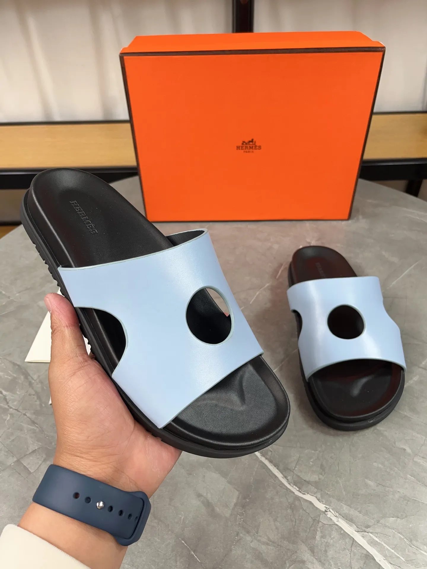p400🐮🐮H family classic (couple style) Hermes Hermes spring and summer sandals series! Classic style, always popular slippers - sandals, great with any combination! ! ! Upper: imported PU inner lining: imported mixed sheepskin Outsole: Tpu non-slip and wear-resistant outsole Female size: 35-40 (customized at 41) Male size: 39-45 (customized at 39.45)